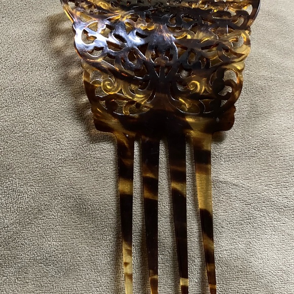 Tortoise Shell Hair Clip - Picture 2 of 3